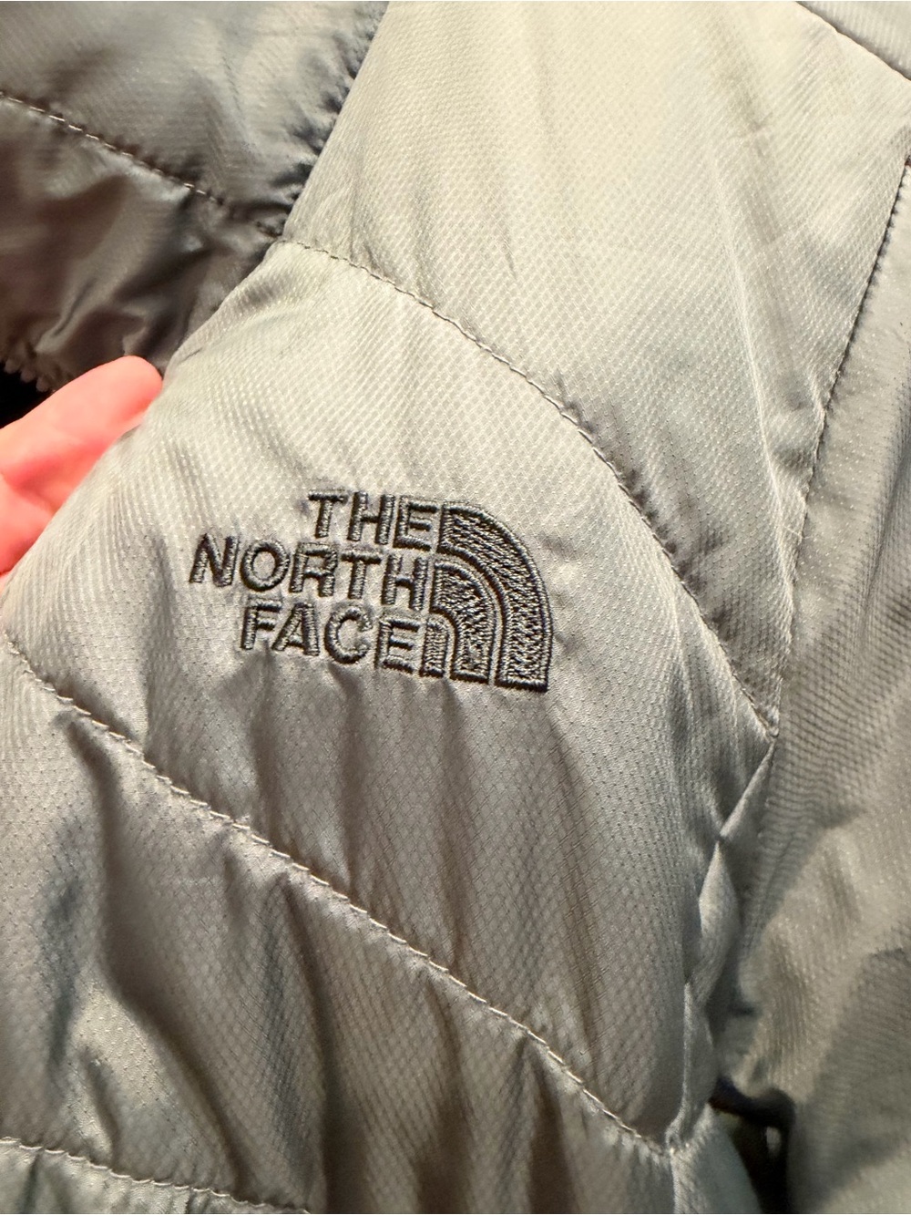 The North Face reversibleQuilted Jacket in Sage Green - Picture 2 of 6